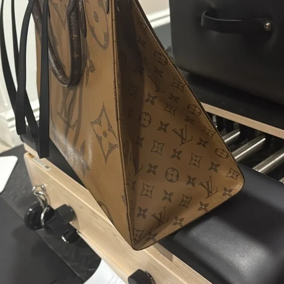 Louis Vuitton OnTheGo GM- used but great condition - Picture 5 of 7